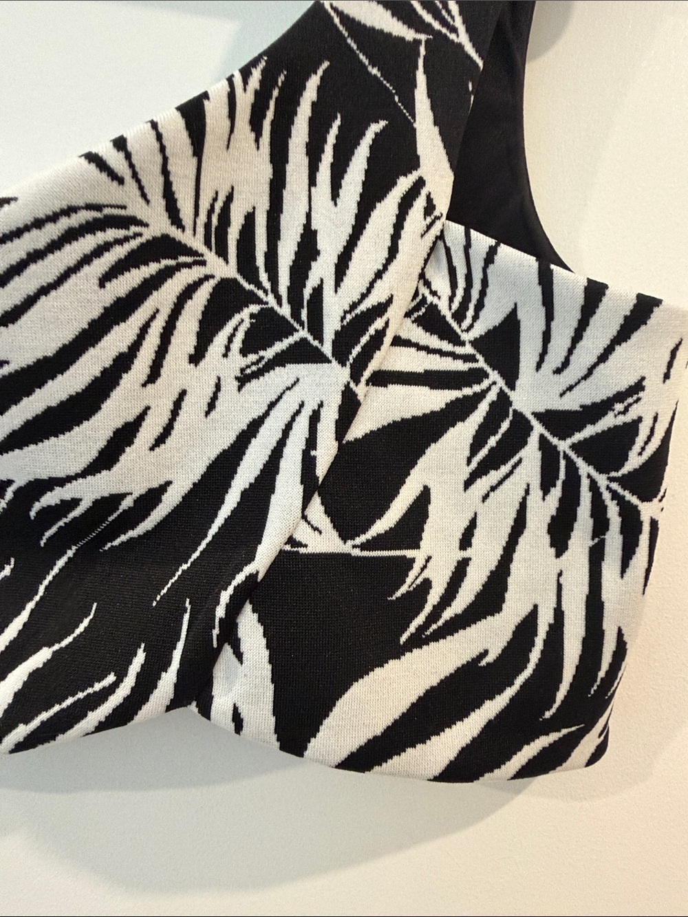 Zara Black & White One-Shoulder Palm-Print Crop Top - Picture 5 of 6